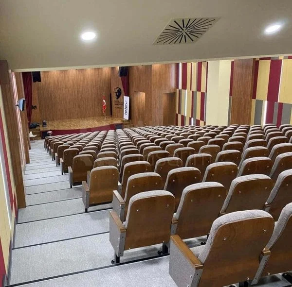 Konferans salonu iç mekânında yankı kontrolü ve yüzey düzenlemesi