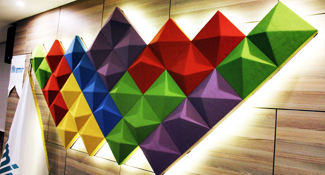 Akustik üçgen panel yakından görünüm